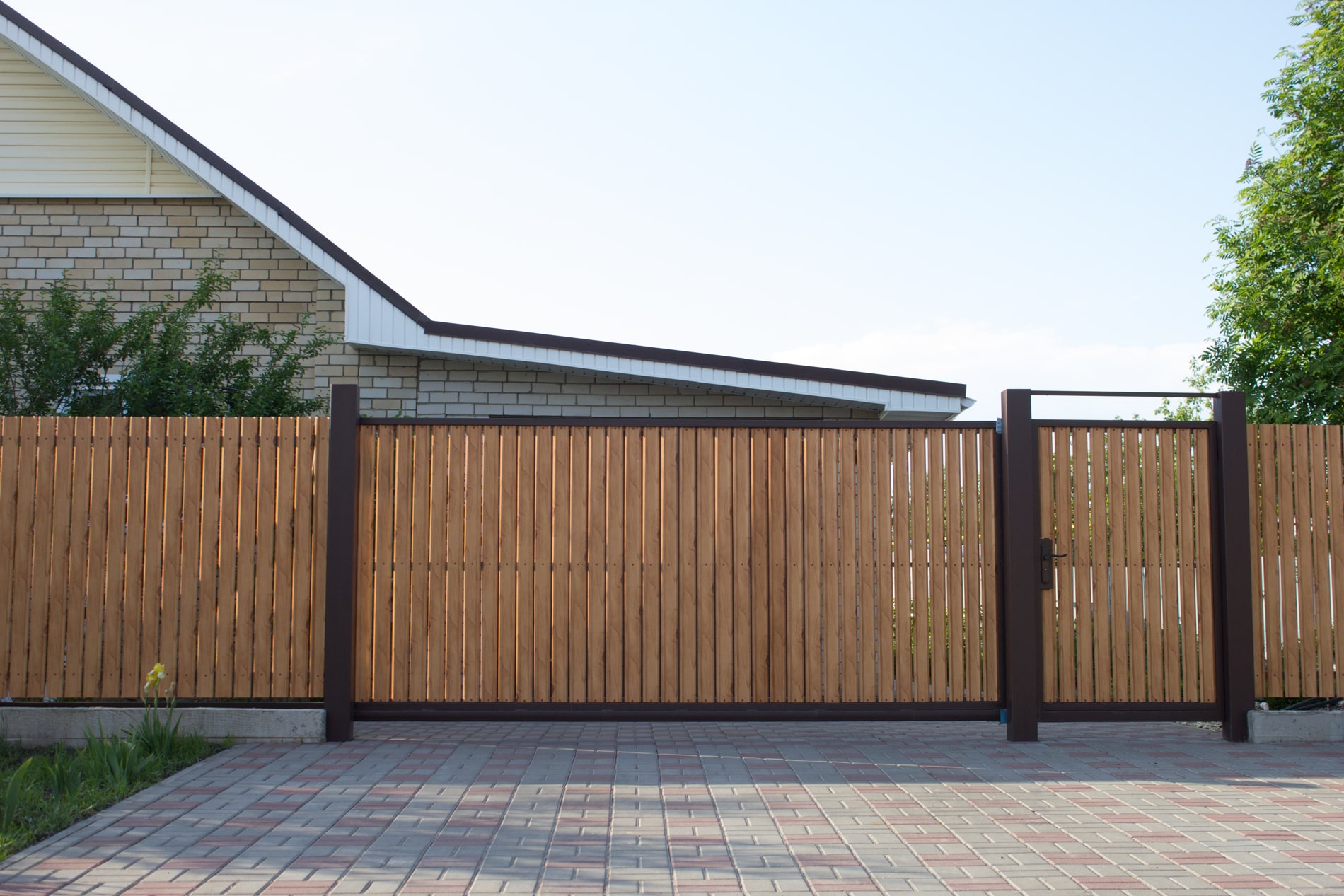 Automated bollards and gates installed in Epsom, Surrey gate automation company